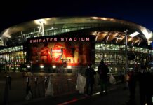 LA Diaspora devant le stade Emirates d’ Arsenal à London: NON À PAUL KAGAME- clone