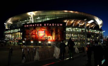 LA Diaspora devant le stade Emirates d’ Arsenal à London: NON À PAUL KAGAME- clone