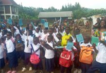 Minova, 70 enfants vivant au camp des déplacés de Mubimbi ont récu uniformes, chaussures, cartables, cahiers, boîtes géométriques, ardoises,stylos, crayons, ..