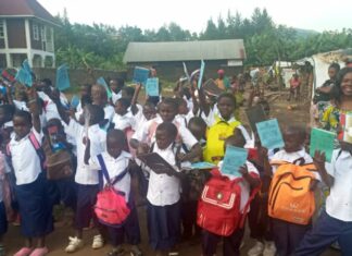 Minova, 70 enfants vivant au camp des déplacés de Mubimbi ont récu uniformes, chaussures, cartables, cahiers, boîtes géométriques, ardoises,stylos, crayons, ..