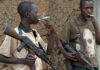 RDC : Capturés dans la région de Boga, un leader ADF et deux terroristes présentés au Gouverneur militaire de l’Ituri