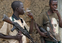 RDC : Capturés dans la région de Boga, un leader ADF et deux terroristes présentés au Gouverneur militaire de l’Ituri