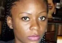 Sur les réseaux sociaux, une chasse à l’homme a été lancée pour retrouver une jeune femme qui aurait ruiné son partenaire revenu au pays pour “des projets de constructions immobilières”.