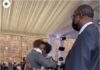 ALERTE! AMOUR FOU – EMMANUEL MACRON EMBRASSE Louise Mushikiwabo