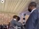 ALERTE! AMOUR FOU – EMMANUEL MACRON EMBRASSE Louise Mushikiwabo