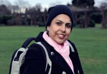 La femme sur la photo avec un sourire est Salwa Hussein, la femme sans cœur dans son corps, un cas rare au monde car elle porte son cœur artificiel dans son sac.