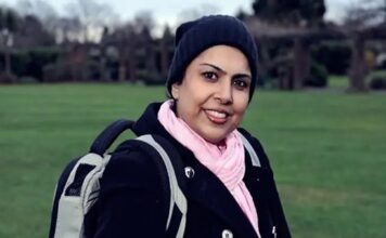 La femme sur la photo avec un sourire est Salwa Hussein, la femme sans cœur dans son corps, un cas rare au monde car elle porte son cœur artificiel dans son sac.