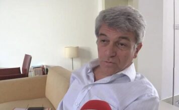 Ambassadeur Français vient d’être chassé de l’Assemblée Nationale de Kinshasa il a voulu entré mais nos patriotes refusent sa présence au palais du peuple.