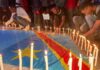 Ces jeunes ont allumés des bougies avec des affiches sur lesquelles on pouvait lire : Rwanda is killing in DRC, nous réclamons justice pour les victimes des massacres sans l’Est du pays.