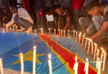 Ces jeunes ont allumés des bougies avec des affiches sur lesquelles on pouvait lire : Rwanda is killing in DRC, nous réclamons justice pour les victimes des massacres sans l’Est du pays.