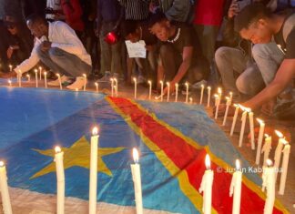 Ces jeunes ont allumés des bougies avec des affiches sur lesquelles on pouvait lire : Rwanda is killing in DRC, nous réclamons justice pour les victimes des massacres sans l’Est du pays.