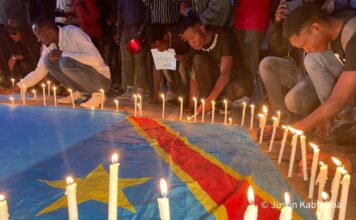 Ces jeunes ont allumés des bougies avec des affiches sur lesquelles on pouvait lire : Rwanda is killing in DRC, nous réclamons justice pour les victimes des massacres sans l’Est du pays.