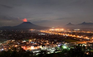 Ces femmes passent des nuits blanches, depuis jeudi, devant le siège de la province pour protester contre la clôture par la CENI,