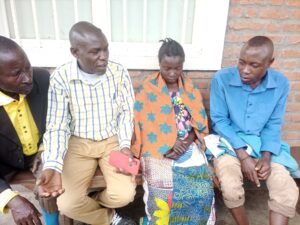 l'asbl Umoja Kwetu avec la famille victime de l'inondation à l'hôpital général de référence de Minova