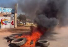 Des manifestants ont enflammé la Route Kasapa à Lubumbashi, en République Démocratique du Congo (RDC), en signe de protestation contre l’arrestation récente de Salomon Idi Kalonda, le conseiller de Moise Katumbi, selon des sources locales.