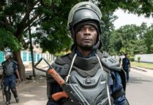 La Police dans la rue pour reclamer leur salaires. Peuple