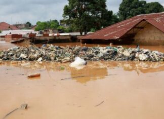 “Inondations à Kinshasa : Le Fleuve Congo atteint son niveau le plus élevé en six décennies, provoquant le chaos.”