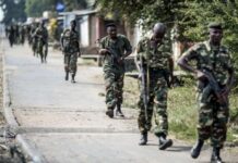 John Thisbangu a La posture intimidante. Peuple congolais Telema