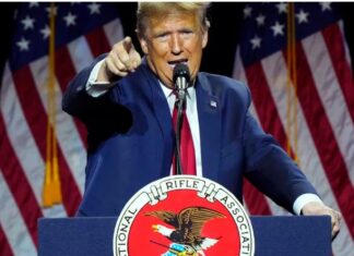 Trump dit aux membres de la NRA “personne ne touchera à vos armes à feu” s’il retourne à la Maison Blanche.