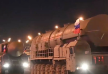 Poutine dévoile un convoi glaçant de missiles à Moscou alors que la Suède rejoint l’OTAN.