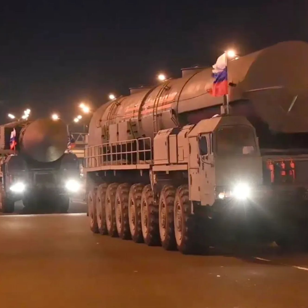Poutine dévoile un convoi glaçant de missiles à Moscou alors que la Suède rejoint l’OTAN.