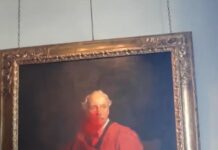 Des activistes ont détruit une peinture historique de ‘Lord’ Balfour au Trinity College, à l’Université de Cambridge.