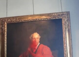 Des activistes ont détruit une peinture historique de ‘Lord’ Balfour au Trinity College, à l’Université de Cambridge.