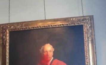 Des activistes ont détruit une peinture historique de ‘Lord’ Balfour au Trinity College, à l’Université de Cambridge.