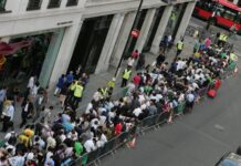 Crowds Gather at London Apple Store for iPhone 16 Release
