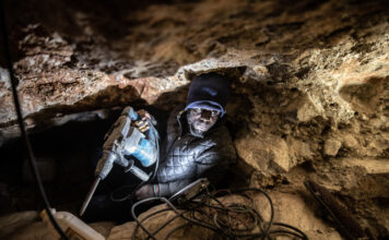 South African Police Remove 540 Illegal Miners from Abandoned Shaft