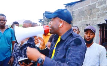 AU MOMENT OU MARTIN FAYULU ADRESSE LA DIASPORA. MIKE ISEM ET LES RESISTANTS MOBILISENT LA POPULATION